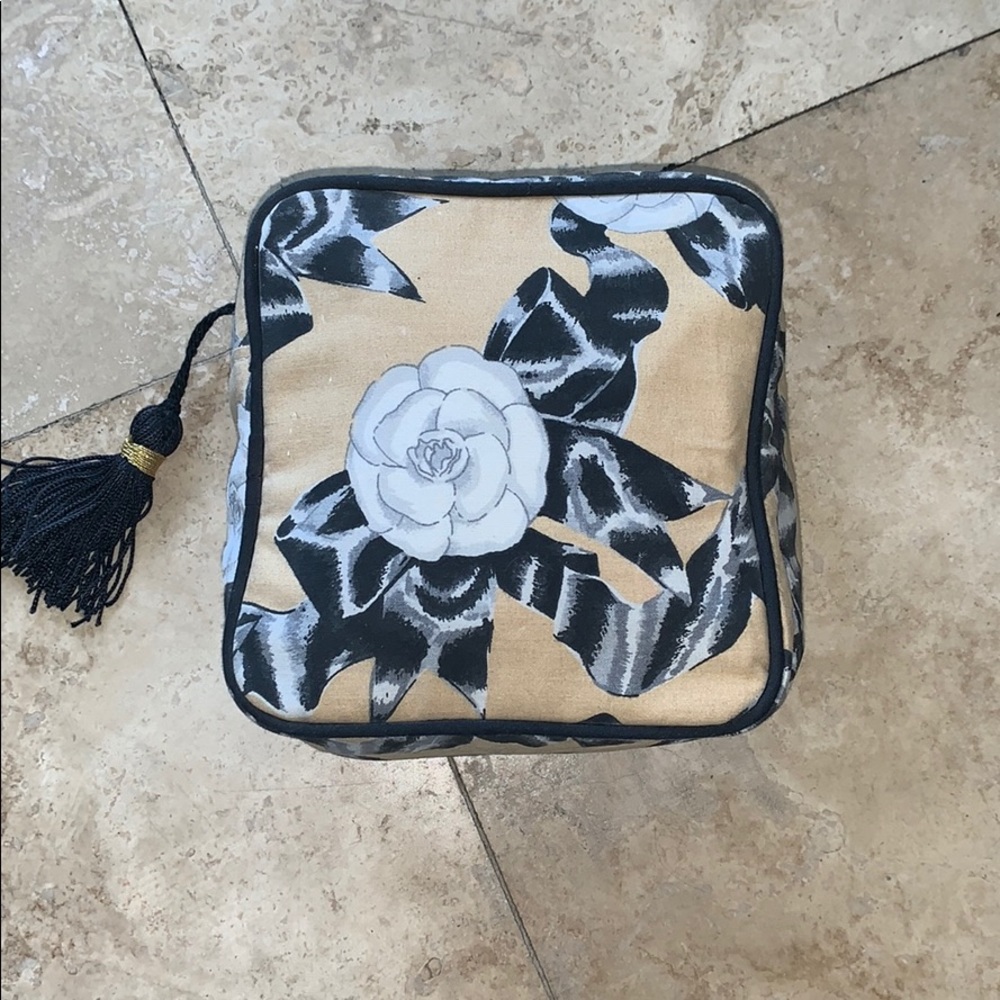 CHANEL VINTAGE and RARE FABRIC COSMETIC CASE - Picture 2 of 8